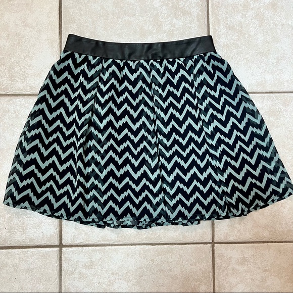 NWOT BCBGeneration Black Teal Chevron Print Pleated Mini Skirt - Picture 3 of 11